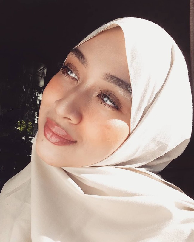 Tasya Sayeed juga sebenarnya masih lepas pasang niqab. Hal ini dikarenakan orang tuanya belum sepenuhnya setuju ia memakai niqab. Baru-baru ini, ia pun sering tampil tanpa niqab di Instagram-nya. Foto: Dok. Instagram Tasya Sayeed