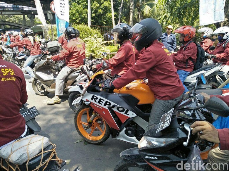 Peringati hari buruh atau May Day Foto: Ruly Kurniawan/DetikOto Peringati hari buruh atau May Day Foto: Ruly Kurniawan/DetikOto