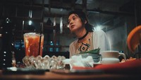 Waduh, lagi ngelamunin apa ya aktris yang kini berusia 30 tahun itu? Padahal ada segelas iced tea dihadapannya. Foto: Instagram @gistaputri