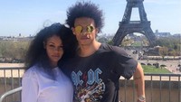 Gaya Leroy Sane dengan latar Menara Eiffel di Paris (leroysane19/Instagram)