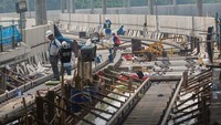 Para bekerja siang malam untuk memastikan pekerjan konstruksi proyek ini bisa berjalan sesuai target. @williamsabandar/Istimewa.