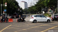 Hanya Bus TransJakarta yang dapat melintas.