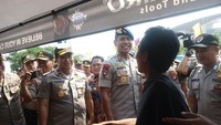 Peringatan May Day digelar kawasan Stadion Wibawa Mukti Jababeka, Cikarang, Kabupaten Bekasi, Jawa Barat. Stand-stand ganti oli, Samsat Keliling, Pos Kesehatan, panggung musik, dan lainnya siap melayani dan menghibur para buruh.Foto: Arief Ikhsanudin/detikcom
