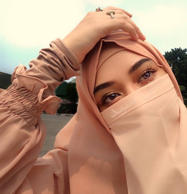 Tasya Sayeed juga mengungkapkan dirinya tidak mencukur alis. Riasan tebalnya hanya untuk kebutuhan konten Instagram saja. Di kesehariannya, Tasya mengaku tidak berdandan berlebihan apalagi memakai bulu mata palsu. Foto: Dok. Instagram Tasya Sayeed