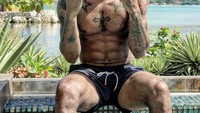 Bisa tebak ini siapa? Ya, ini Raheem Sterling yang suka pamer otot sixpack saat liburan (sterling7/Instagram)