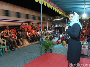 Puti Dikagetkan Kereta saat Paparkan Program ke Warga Bantaran Rel
