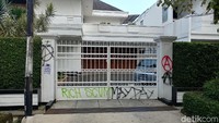 Tembok rumah waga pun menjadi sasaran para vandal. (Foto: Tri Ispranoto/detikcom).