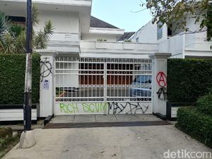 Massa Hari Buruh Corat-coret Rumah dan Pertokoan di Bandung