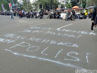 Massa Hari Buruh Corat-coret Rumah dan Pertokoan di Bandung