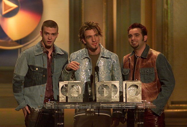 Tidak ketinggalan busana serba denimnya nih. Justin, JC, dan Chris, kompak berjaket denim saat menghadiri sebuah acara penghargaan 2001 silam. Foto: Dok. Getty Images
