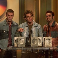 Tidak ketinggalan busana serba denimnya nih. Justin, JC, dan Chris, kompak berjaket denim saat menghadiri sebuah acara penghargaan 2001 silam. Foto: Dok. Getty Images