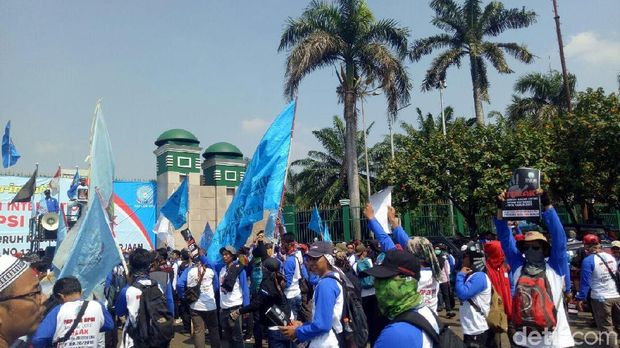 Mayday, Massa Buruh Mulai Kumpul di Depan DPR