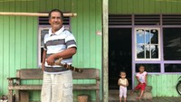 Daso (65) perajin Mandau di Desa Tiwei, Kecamatan Long Ikis, Kabupaten Paser, Kalimantan Timur ini dulunya berkebun untuk menafkahi keluarga. Memasuki usia senja, Daso memilih berkarya di rumah, sekaligus meneruskan tradisi keluarga yang pernah putus beberapa generasi. Pool/PLN.