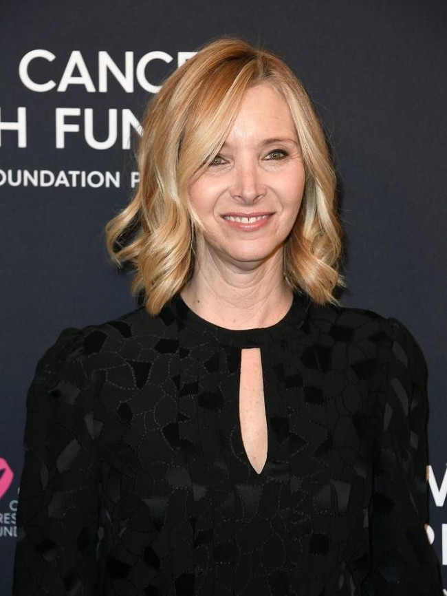 Lisa Kudrow yang dikenal sebagai bintang serial Friends mengakui pernah melakukan operasi plastik pada hidungnya. Dan tindakan tersebut dilakoninya saat dia masih duduk di bangku sekolah menengah. “Aku melakukannya saat liburan musim panas sebelum masuk sekolah,” katanya kepada Saturday Evening Post. Foto: Dok. Getty Images