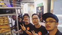 Kalau ini pose Derby ketika tengah menemani Dimas Anggara membuat makanan. Foto: Instagram @derbyromero