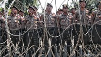 Mereka juga memasang kawat berduri.