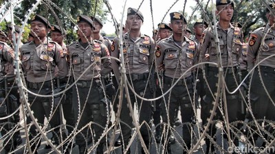 Aksi Polisi Jaga Demo Buruh