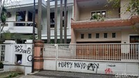 Selain menulis kalimat May Day, pelaku membuat gambar berbentuk seperti huruf A. Pjs Wali Kota Bandung Muhamad Solihin geram oleh aksi vandalisme yang dilakukan sekelompok orang yang hadir saat peringatan May Day. Dia meminta para vandal itu ditindak. (Foto: Tri Ispranoto/detikcom).