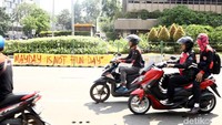 Para buruh bergerak menuju Senayan via Sarinah.