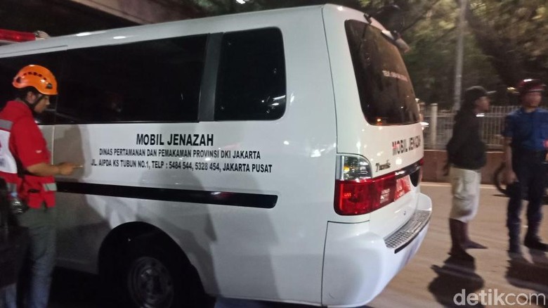 Mobil Jenazah dan Ambulans Siaga di TKP Gorong gorong Pluit Mobil Jenazah dan Ambulans Siaga di TKP Gorong gorong Pluit