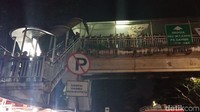  Bahkan ada pula warga juga menggunakan jembatan penyeberangan orang (JPO) di sekitar lokasi untuk melihat proses evakuasi tersebut. (Eva Safitri/detikcom)