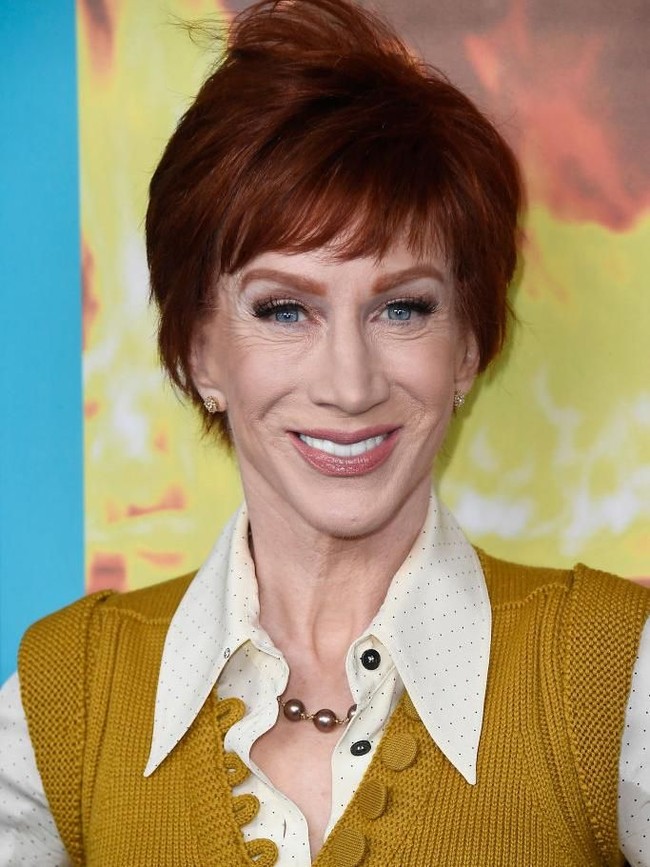 Komedian 56 tahun Kathy Griffin blak-blakan dengan operasi hidung yang dilakukannya pada 2003. Pun begitu, operasi tersebut menurutnya tidak terlalu memberi perubahan besar pada wajahnya. Aku operasi hidung karena menurutku terlihat sedikit terlalu besar. Sayangnya sepertinya terlihat sama saja, ujar Kathy. Foto: Dok. Getty Images
