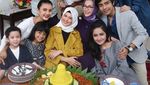Ngopi dan Makan Kue, Cut Meyriska Tetap Bergaya Cantik Elegan