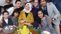 Nah kalau ini kumpul bareng rekan syutingnya. Acara syukurannya kali ini dilengkapi dengan nasi tumpeng berlauk komplit. Foto: instagram @cutratumeyriska