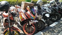 Berbagai pabrikan dan model terlihat sudah diparkir di beberapa titik. Sebut saja Honda BeAT, Yamaha NMax, hingga Honda CBR dan Yamaha R15 ada di sana. Foto: Ruly Kurniawan