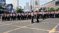 Barisan polisi melakukan blokade di Perempatan Sarinah-Thamrin.
