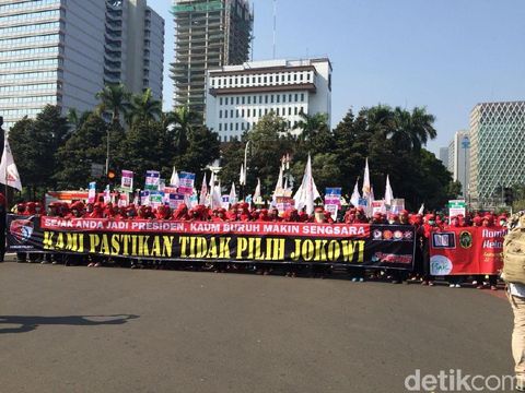 Spanduk #2019GantiPresiden Muncul di Aksi Mayday Monas