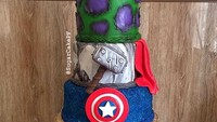 Kalau tampilan kue @sugarcakepf ini nggak perlu diragukan lagi kekerenannya. Lihat saja masing-masing tingkatnya dengan tema superhero Avengers. Foto: Istimewa