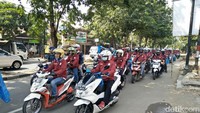 Aksi ini dikawal oleh tiga komunitas sepeda motor Honda, salah satunya Honda Owners Club (HOC). Maka, meski banyak roda dua yang mengaspal aksi ini berjalan dengan aman dan tidak arogan. Foto: Ruly Kurniawan/DetikOto