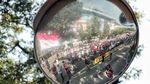 Buruh Menyemut di Patung Kuda