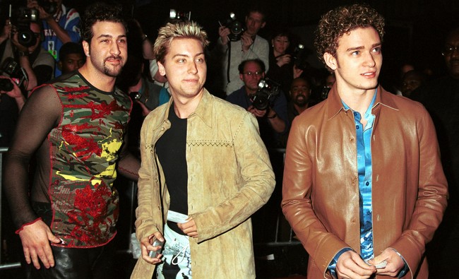 Jauh sebelum baju-baju cowok zaman now tampil antimainstream dengan gaya transapran, Joey sudah memakainya saat premier film Coyete Ugly 2000 silam. Foto: Dok. Getty Images