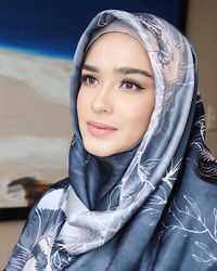 Yasmine Wildblood berhijab.