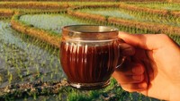 Secangkir kopi hangat jadi pengantar yang pas ketika melihat hamparan sawah di Tanah Lot, Bali. Foto: Instagram @girleatworld