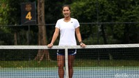 Dila masih berusia 22 tahun. Dia belum setahun menjadi predikat petenis profesional. Tepatnya mulai Juli tahun lalu setelah lulus dari kuliah di Universitas Kentucky, Amerika Serikat (AS).