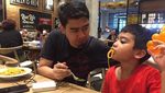 10 Aksi Ustad Solmed Saat Makan Bareng Politisi Sampai Suapi Anak