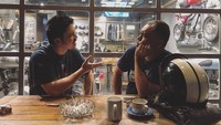 Ini ekspresi serius Derby ketika sedang asyik ngobrol dengan seorang temannya, ditemani secangkir kopi. Foto: Instagram @derbyromero