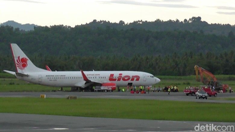Lion Air yang Tergelincir di Gorontalo Belum Berhasil Dievakuasi Lion Air yang Tergelincir di Gorontalo Belum Berhasil Dievakuasi
