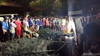 Proses evakuasi petugas yang terperosok di gorong-gorong itu pun menjadi tontonan warga. Mereka bahkan nekat mendekat ke lokasi yang sudah dipasang garis batas polisi itu. (Eva Safitri/detikcom)