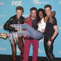 Jaket berbahan kulit, celana pun dari kulit. Semua serba kulit, so 90s! Foto: Dok. Getty Images