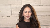 Ia pun melejit lewat beberapa sinetron-sinetron. Salah satunya adalah Stella dan Anneke serta Sawah Leluhur berhasil mendapat Piala Vidia untuk Pemeran Utama Wanita FTV Terbaik di Festival Film Indonesia 2013.  Foto: Noel/ detikHOT