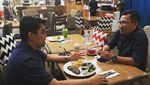 10 Aksi Ustad Solmed Saat Makan Bareng Politisi Sampai Suapi Anak