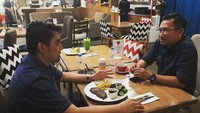 Wah, sepertinya Ustad Solmed aktif mengikuti dunia politik Indonesia. Kali ini ia berbincang bersama pakar politik Eep Saefulloh Patah sambil makan steak. Nyam nyamm! Foto: Instagram ustad_solmed