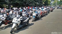 Iya ini semuanya adalah karyawan AHM. Kita tadi pagi mulai dari Cikarang, nanti ke Sunter dan berujung ke Monas. Aksi ini semuanya pakai motor Honda, kata salah satu anggota aksi saat berbincang bersama detikOto, Jakarta, Selasa (1/5/2018). Foto: Ruly Kurniawan