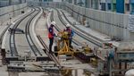 Pekerja Kebut Pembangunan MRT Jakarta Siang dan Malam