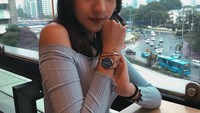 diem2 bae, ngopi apa ngopi. Padahal teh, bukan kopi. :)))), tulis Anya di unggahan foto dirinya dengan secangkir teh plus lemon. Foto: Instagram @anyageraldine