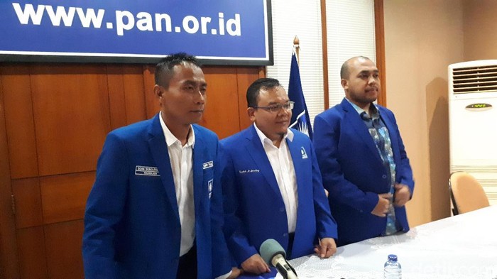 Wasekjen PAN Saleh Partaonan Daulay (tengah).